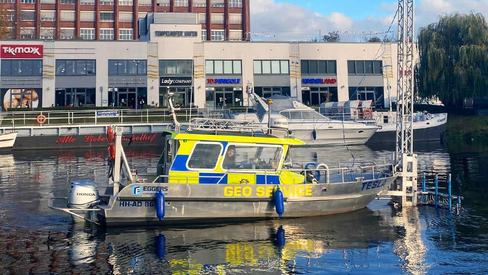 Sondierboot mit FLX-Sondersystem im Teltowkanal Berlin-Tempelhof zur Kampfmittelbergung in Deutschland.
