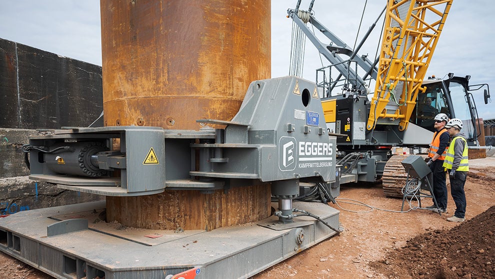 Verrohrungsmaschine im Drehbohrverfahren zur Gründung einer Kaimauer auf Helgoland – Einsatz bei der Kampfmittelsondierung
