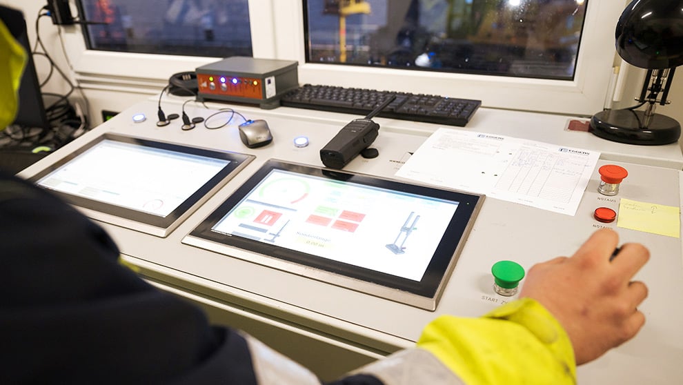 Steuerpult mit Monitoren und Bedienelementen zur Überwachung und Steuerung der Kampfmittelsondierung bei Eggers