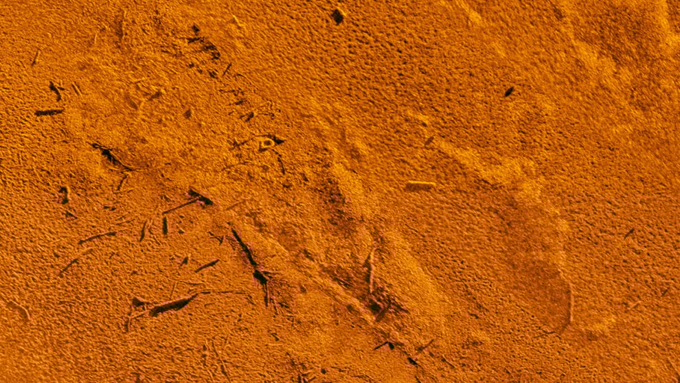 Sonarbild des Sedimentbodens mit Kampfmittelspuren zur Kampfmittelbergung in Deutschland