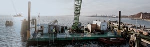 EGGERS Kampfmittelbergung – Arbeitsteam auf schwimmender Plattform im Hafen, Kontaktseite Deutschland