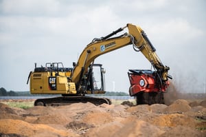 GGERS Kampfmittelbergung – CAT 326F mit Minebuster im Einsatz für Bodenseparation und Volumenberäumung
