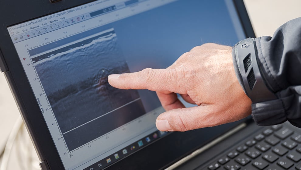 Anzeige von Anomalien auf dem Laptop während der Radarsondierung zur Erkennung und Lokalisierung von Kampfmitteln durch Eggers
