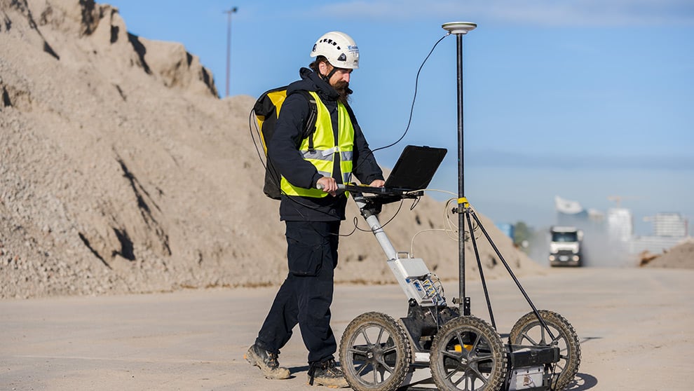 Eggers Mitarbeiter bei der Ortung &amp; Kampfmittelsondierung mit Radarwagen auf einer Baustelle in Hamburg zur Untersuchung