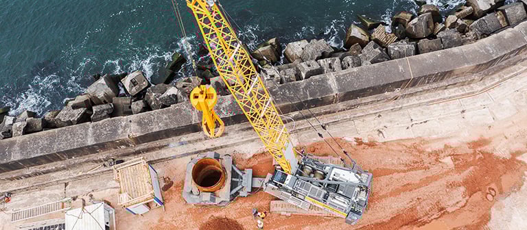 Drehbohrverfahren auf Helgoland mit Hydro-Seilbagger zur Untersuchung und Bergung von Kampfmitteln und Bomben im Küstenbereich