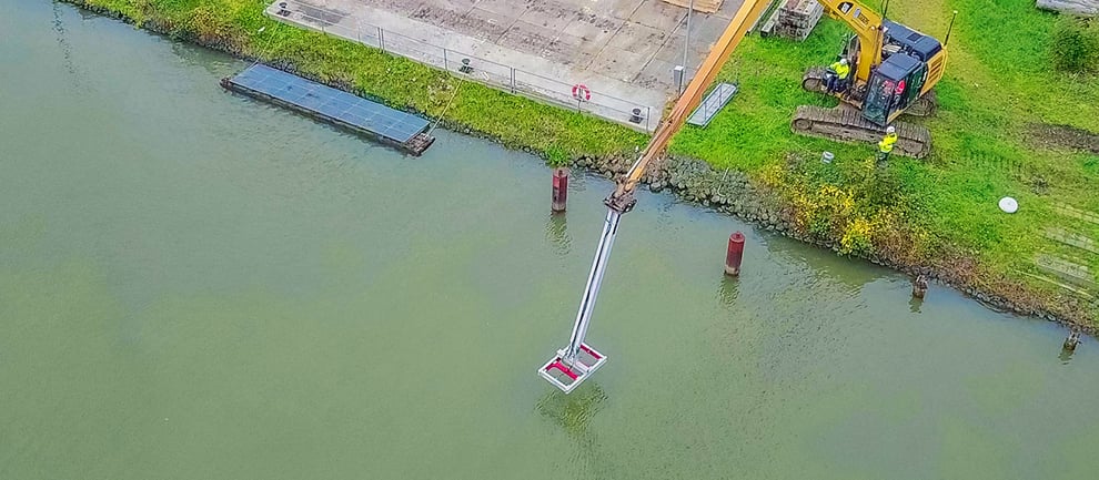 Bagger mit Magnetsonde im Hafenbecken zur Kampfmittelbergung in Deutschland