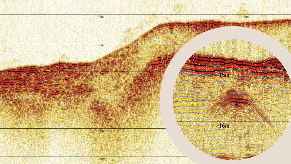 Subbottom-Sedimentschnitt mit Hyperbel eines Verdachtobjekts im Südhafen Helgoland zur Kampfmittelbergung.