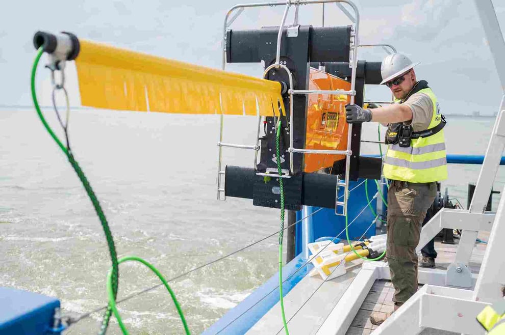 EGGERS Mitarbeiter mit Geomagnetik-Sensorsystem auf Schiff zur Kampfmittelbergung in der Ostsee, Deutschland