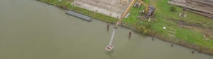 Bagger mit Magnetsonde im Wasser zur geomagnetischen Kampfmittelbergung in Deutschland