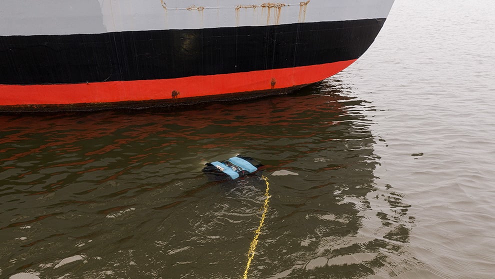 Unterwassersonar im Einsatz zur Inspektion eines Schiffsrumpfs durch Eggers Kampfmittelbergung und ROV-Technik